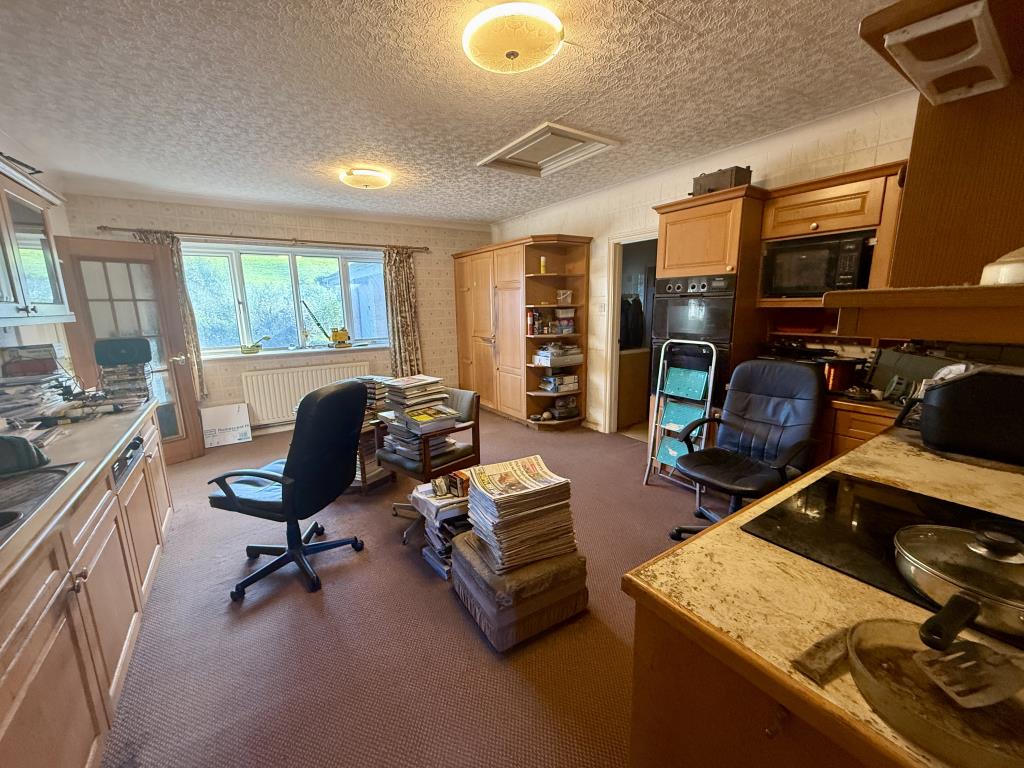 Lot: 26 - SMALL HOLDING OF APPROXIMATELY 86 ACRES OF PASTURE AND WOODLAND, DETACHED BUNGALOW PLUS TWO AGRICULTURAL BARNS - General view of kitchen